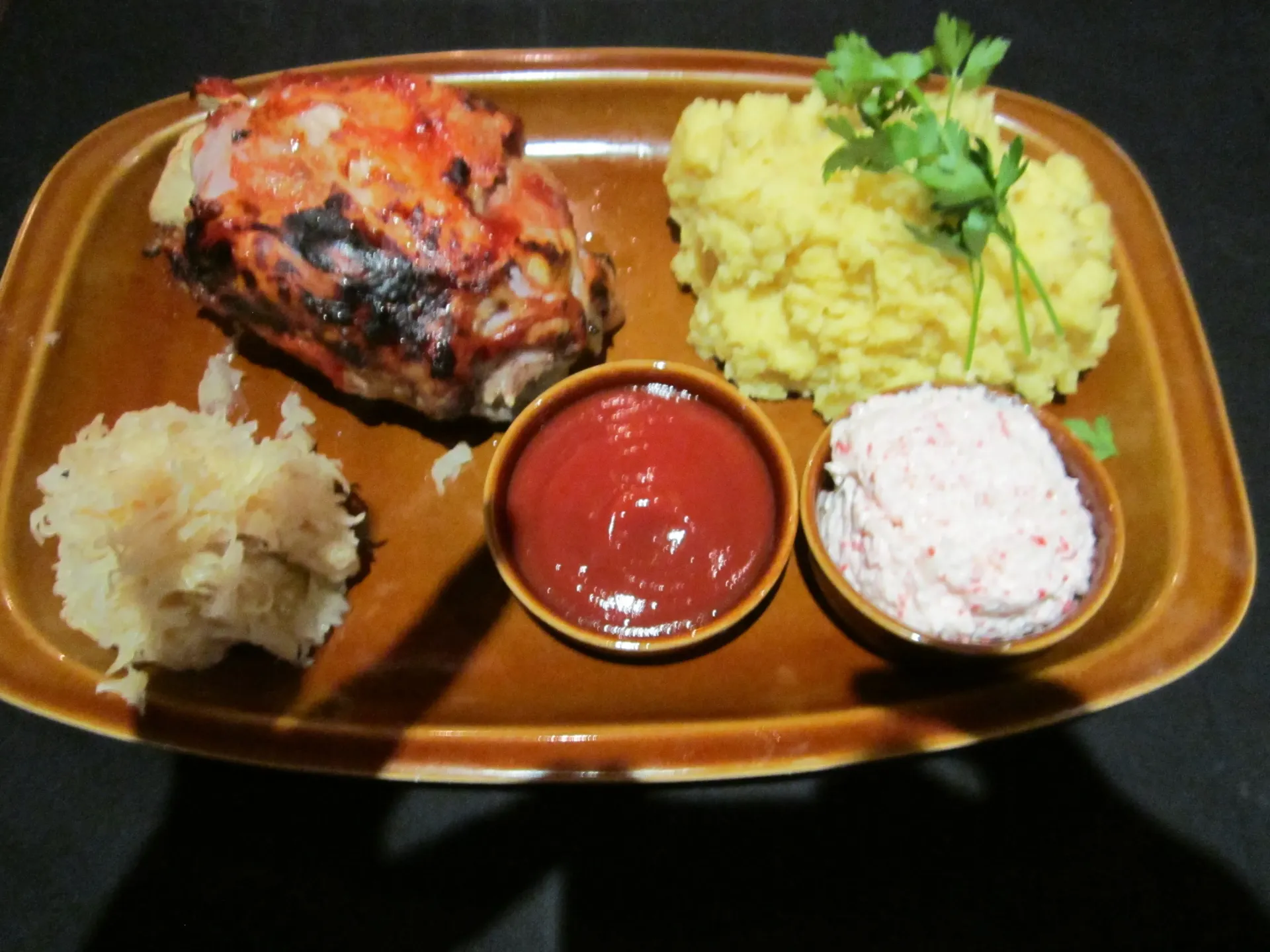 Codillo crujiente con salsa brava