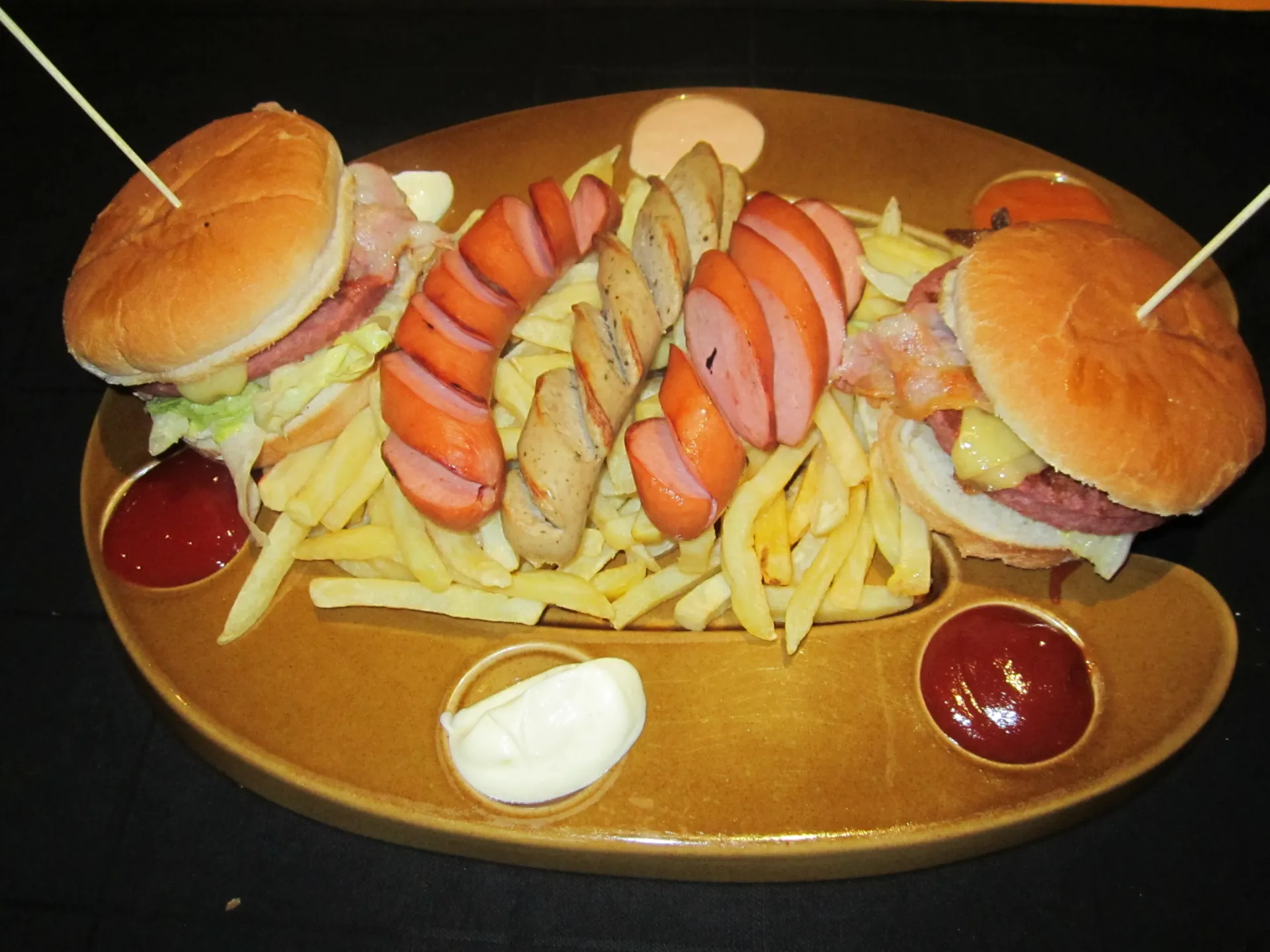 Patatas con mix de salchichas