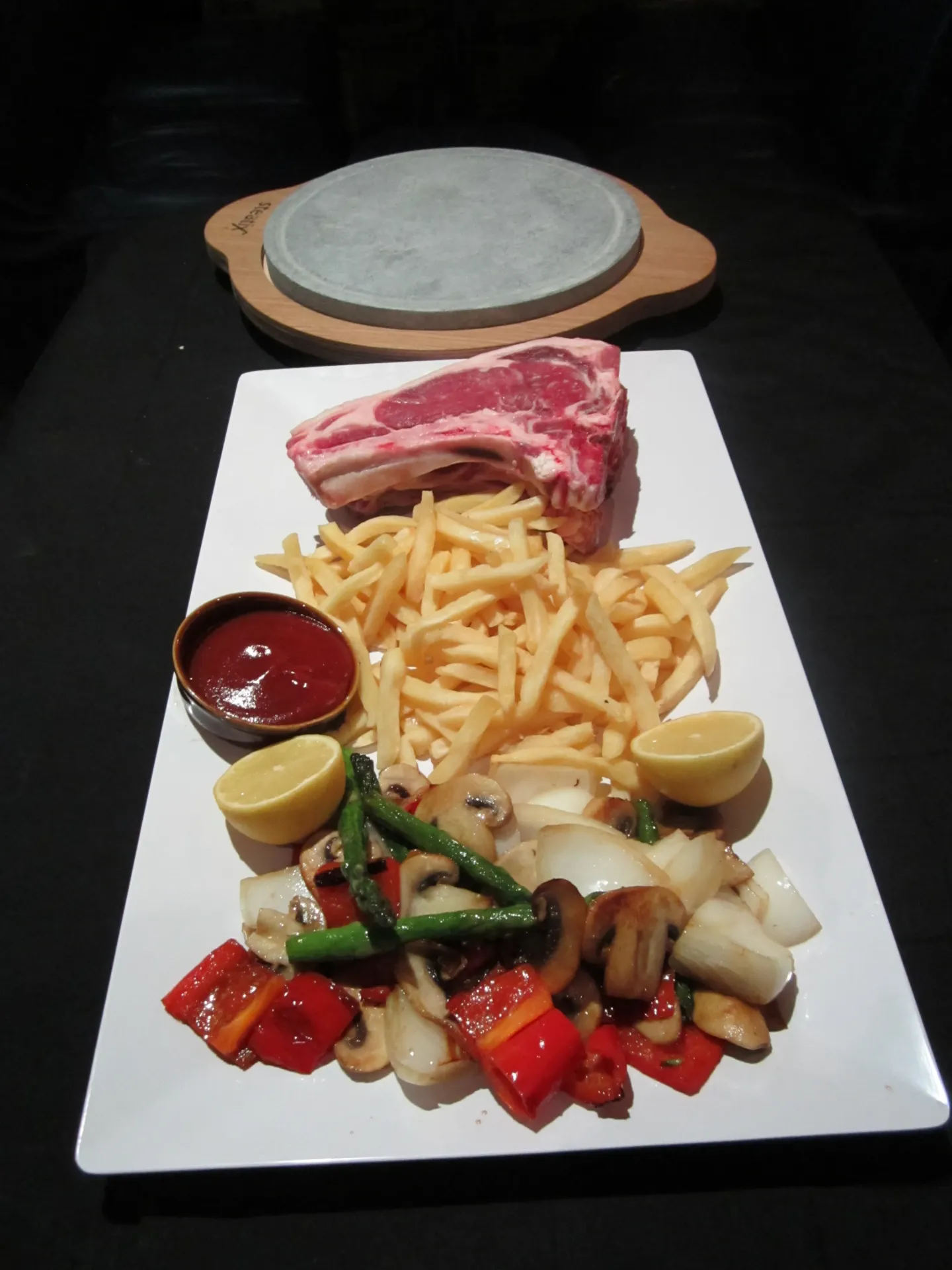 Carne a la piedra 1K200grs (aprox), patatas y pimientos